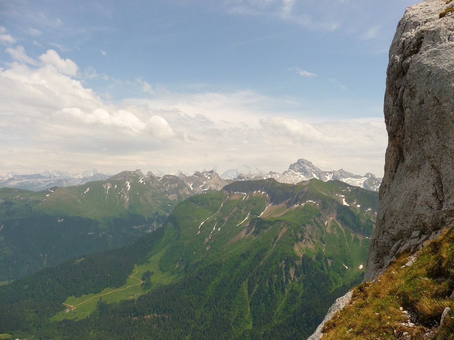 La vue à la descente : Le Mont Lachat, La Point Percé, le Mont Blanc,...