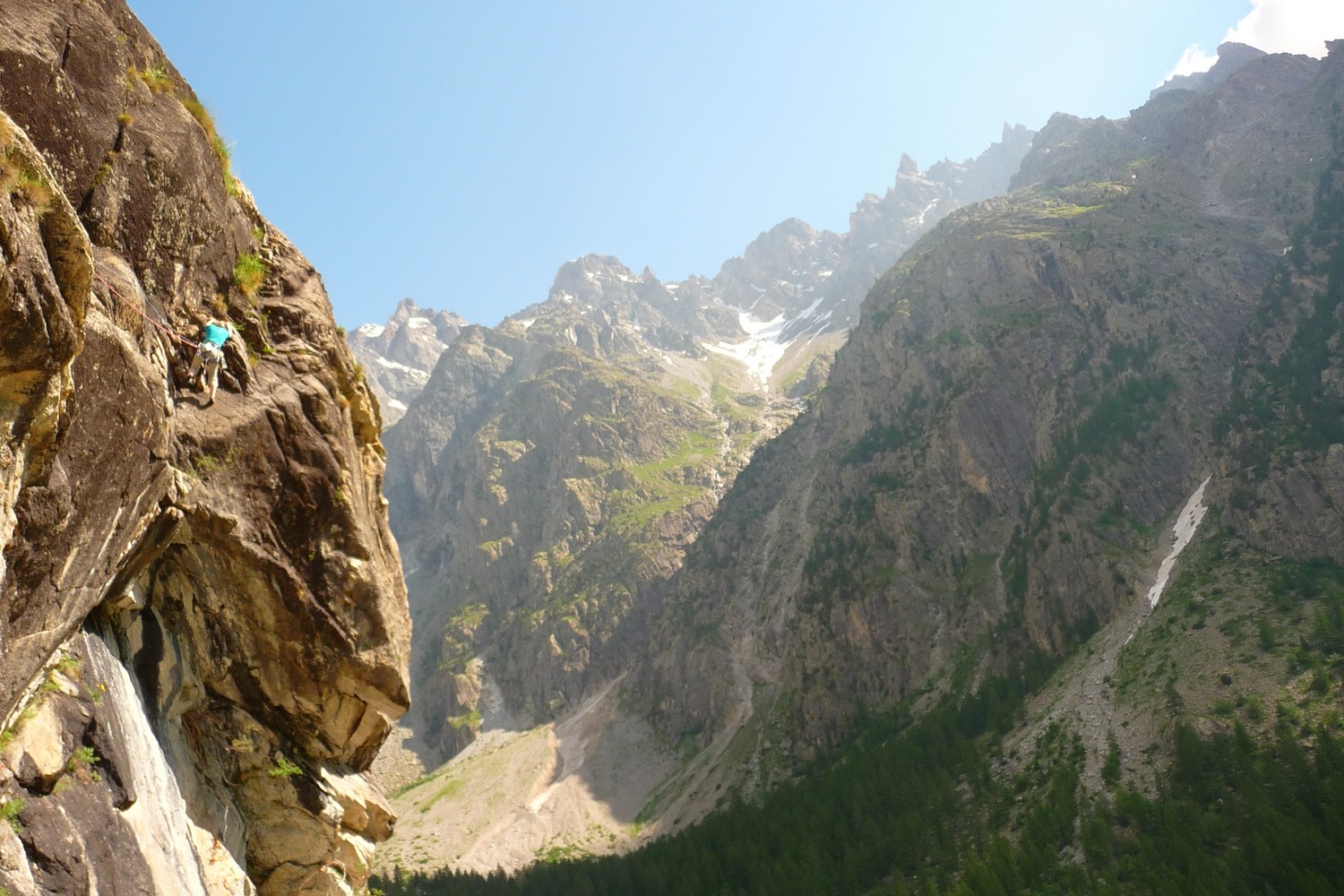 Stéphanie dans le crux de L2 : La traversé qui descend et qui monte au dessus des surplombs