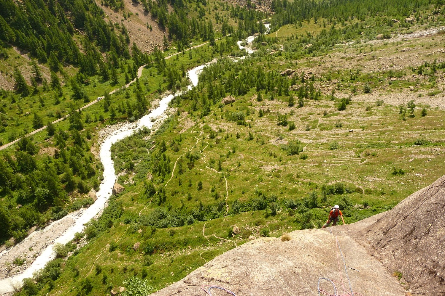 Julien au pied du toboggan de granite de L4