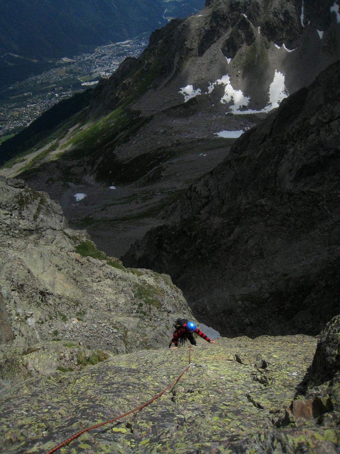 Anne dans la dalle de L5, au fond... Chamonix