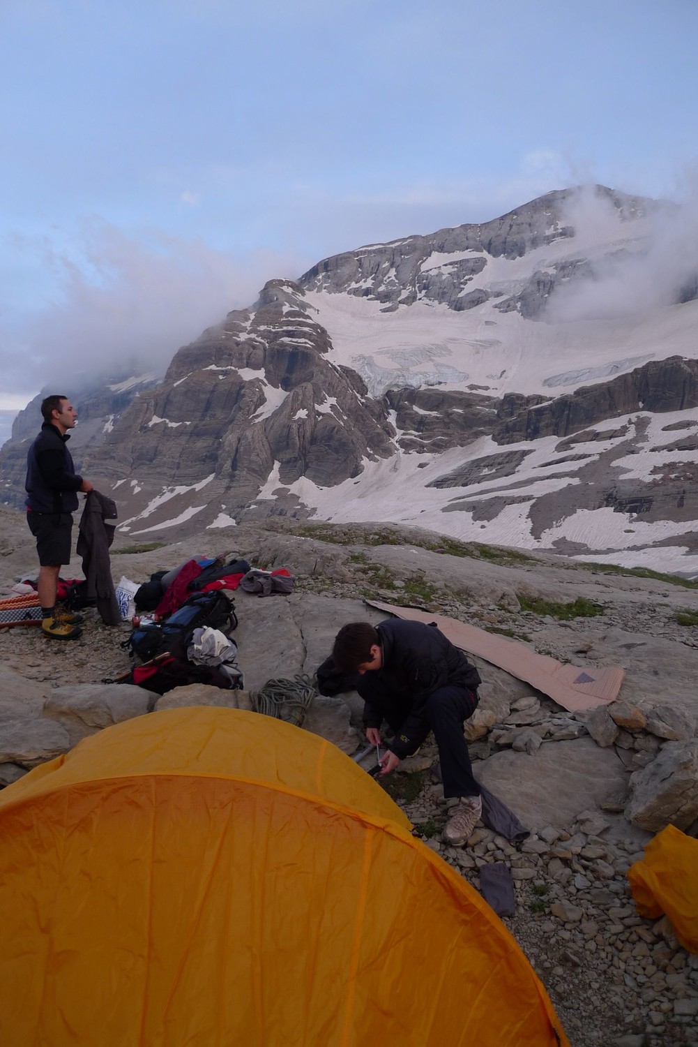 le campement, devant le MP