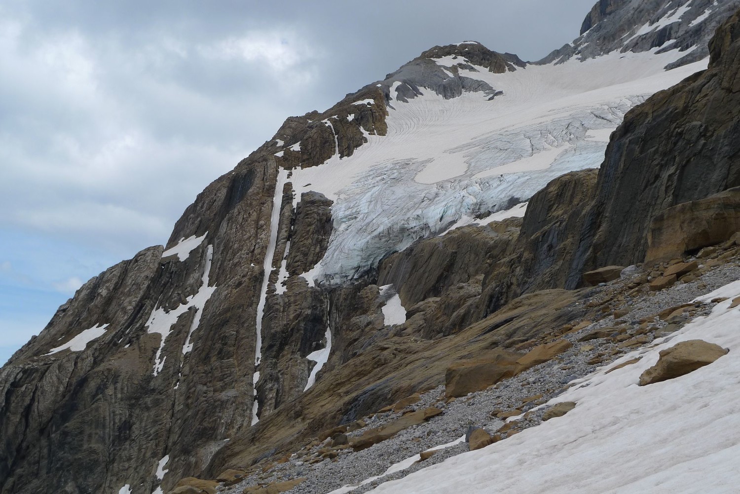 le couloir au début de la voie, sous les séracs (avec deux passages rocheux)