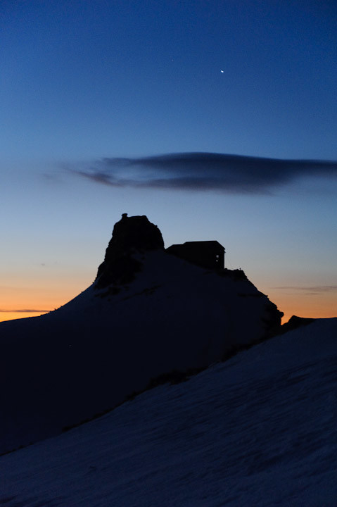 Le refuge de l'Aigle au lever du jour.