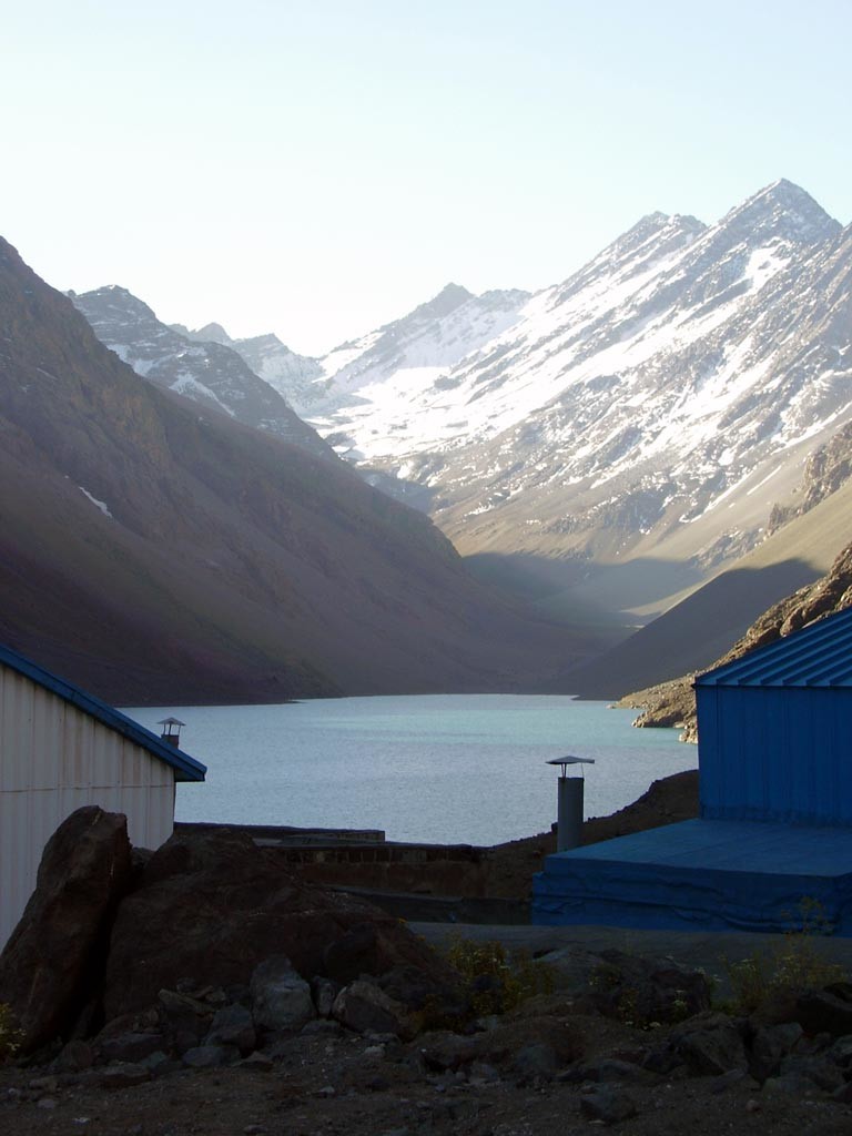 Los Tres Hermanos y la Laguna del Inca, vista desde Portillo