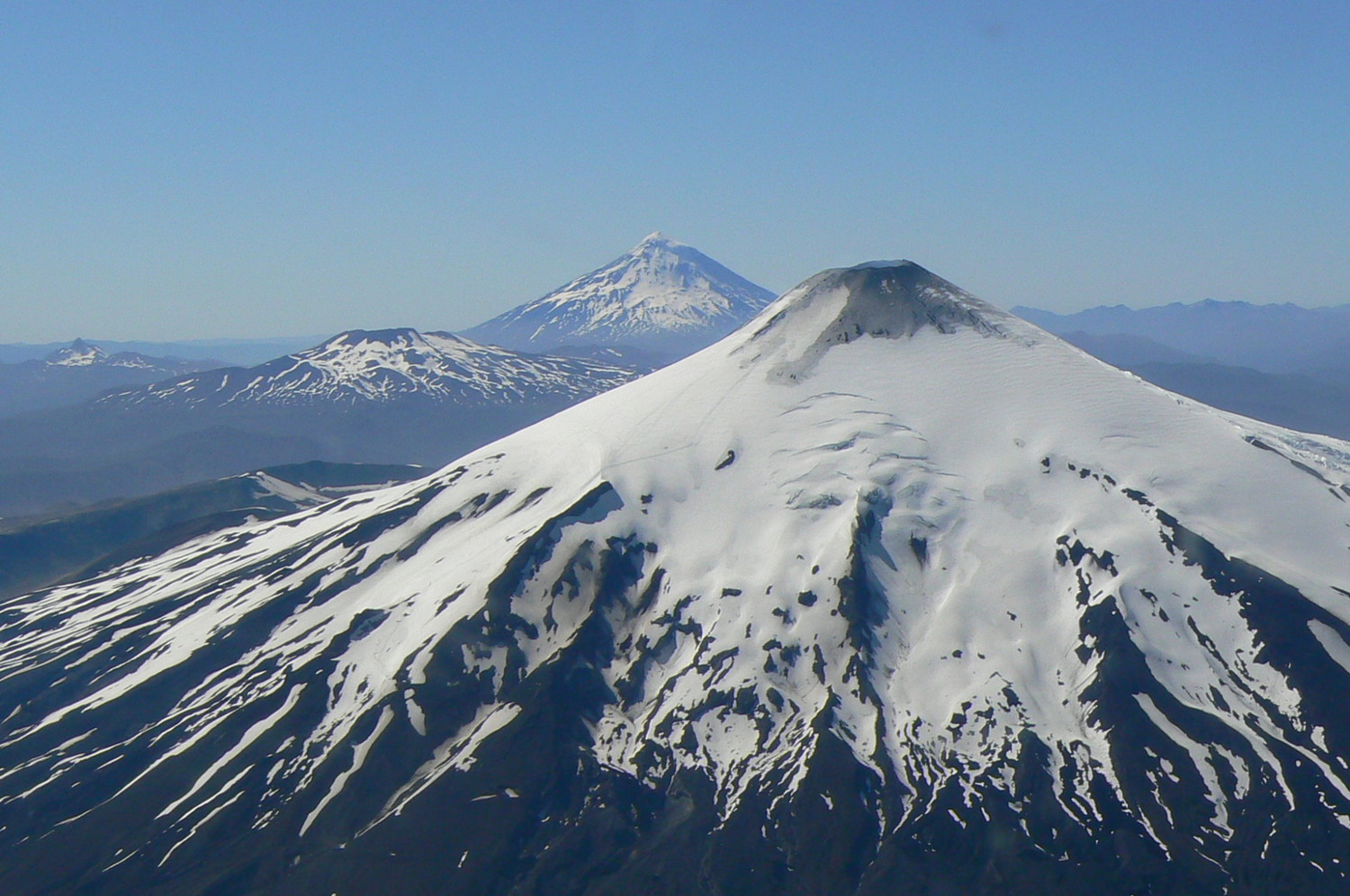 El Villarrica y atrás el Lanín