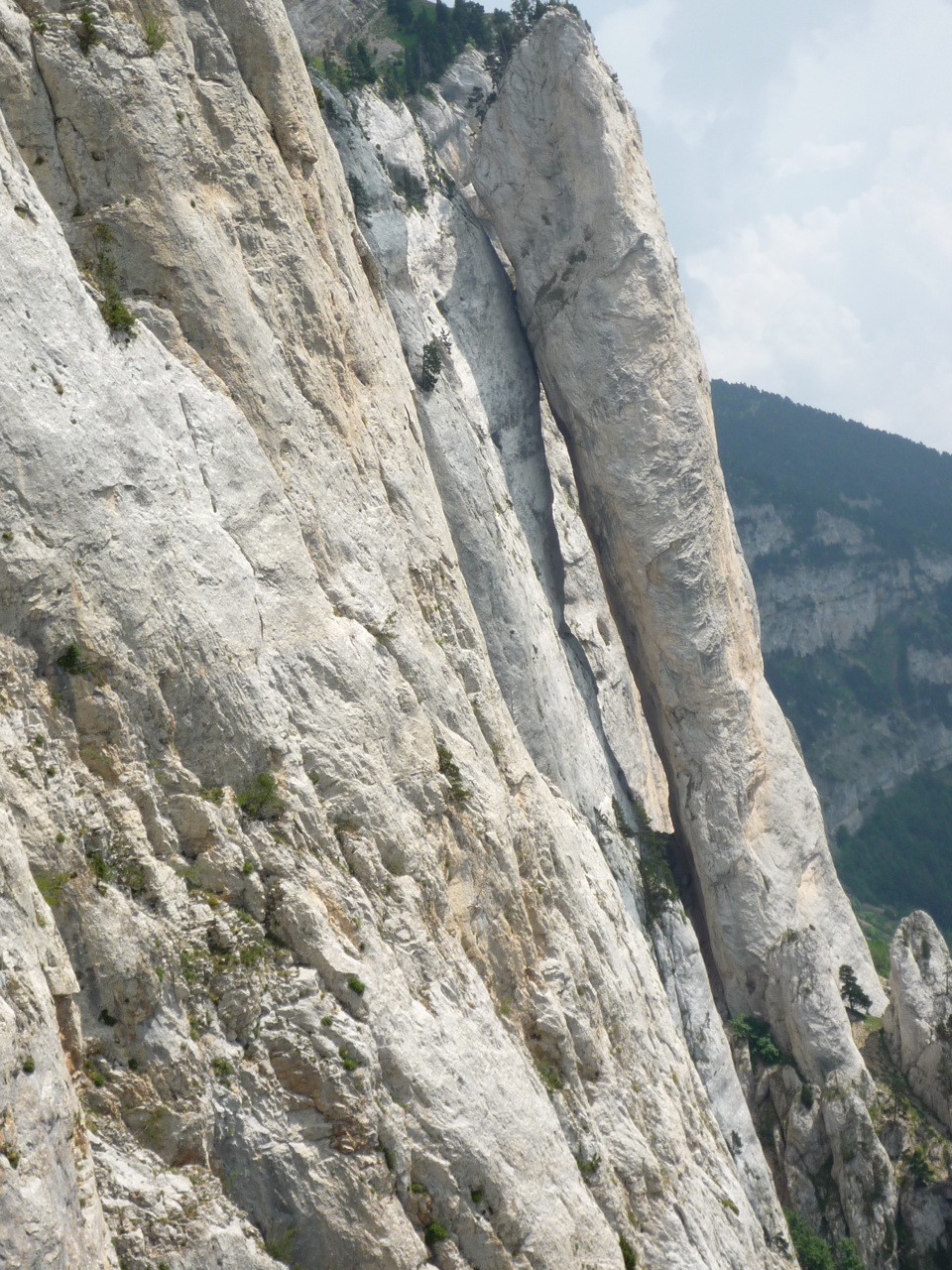 Le Pestel vue du Pilier Leprince Ringuet / une cordée en action sur le fil : c'est quoi cette voie ?