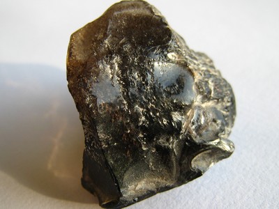 Obsidienne. Noter l'aspect vitreux mis en évidence par le passage de la lumière à travers cette roche. Obsidienne. Noter l'aspect vitreux mis en évidence par le passage de la lumière à travers cette roche.