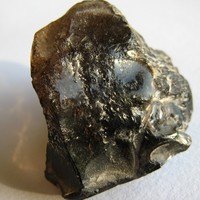 Obsidienne. Noter l'aspect vitreux mis en évidence par le passage de la lumière à travers cette roche.