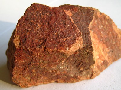 Rhyolite. La rhyolite est une roche microgrenue d'origine volcanique. La teinte rouge est ici due à des phénomènes oxydatifs. Rhyolite. La rhyolite est une roche microgrenue d'origine volcanique. La teinte rouge est ici due à des phénomènes oxydatifs.