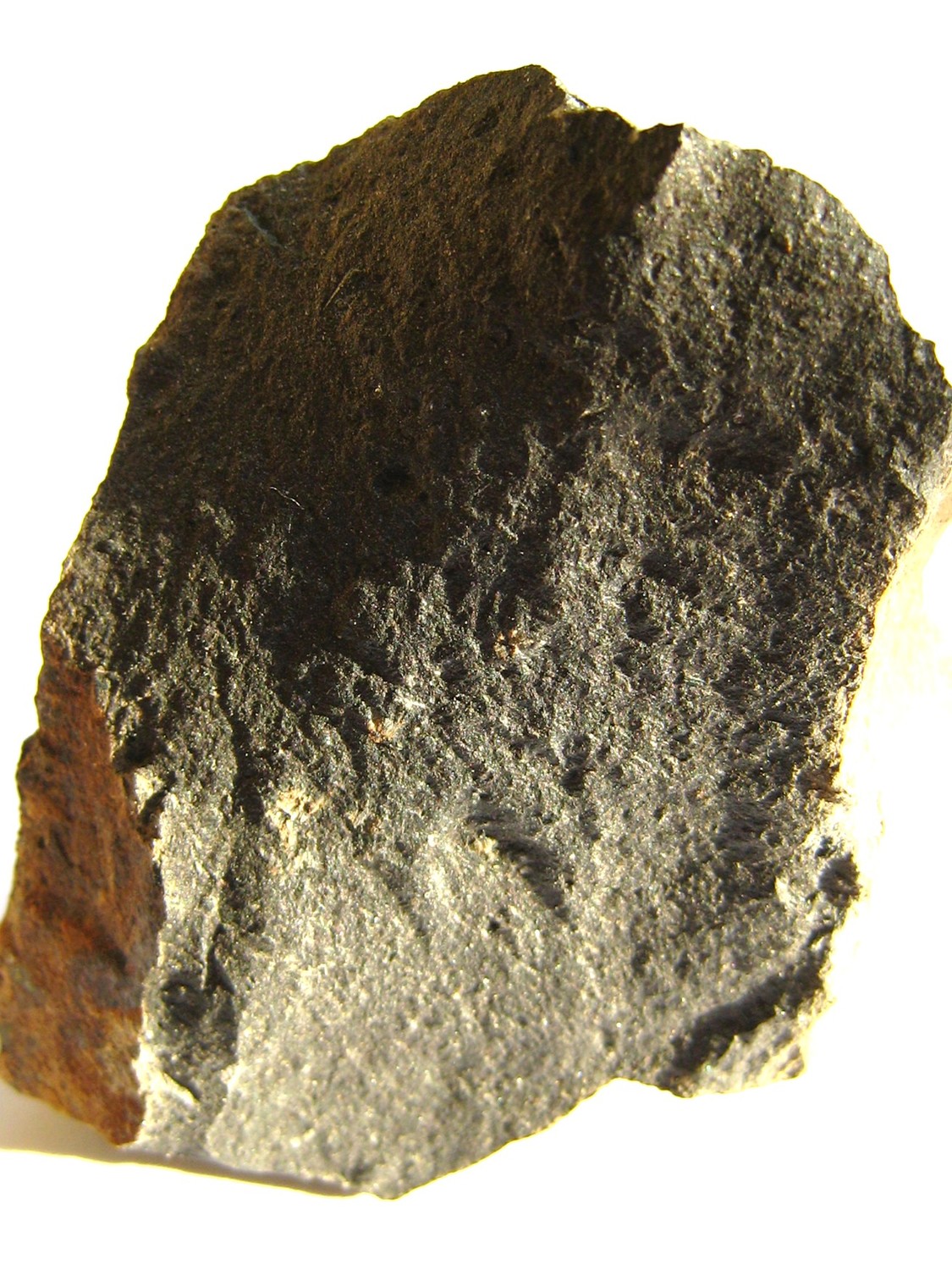 Basalte. Roche volcanique, basique et sombre.