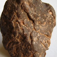 Basalte. Roche volcanique, basique et sombre.
