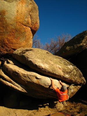 Big Mac, 7B, sur un bloc du chaos granitique de Targassonne. Big Mac, 7B, sur un bloc du chaos granitique de Targassonne.