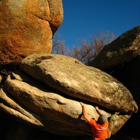 Big Mac, 7B, sur un bloc du chaos granitique de Targassonne.