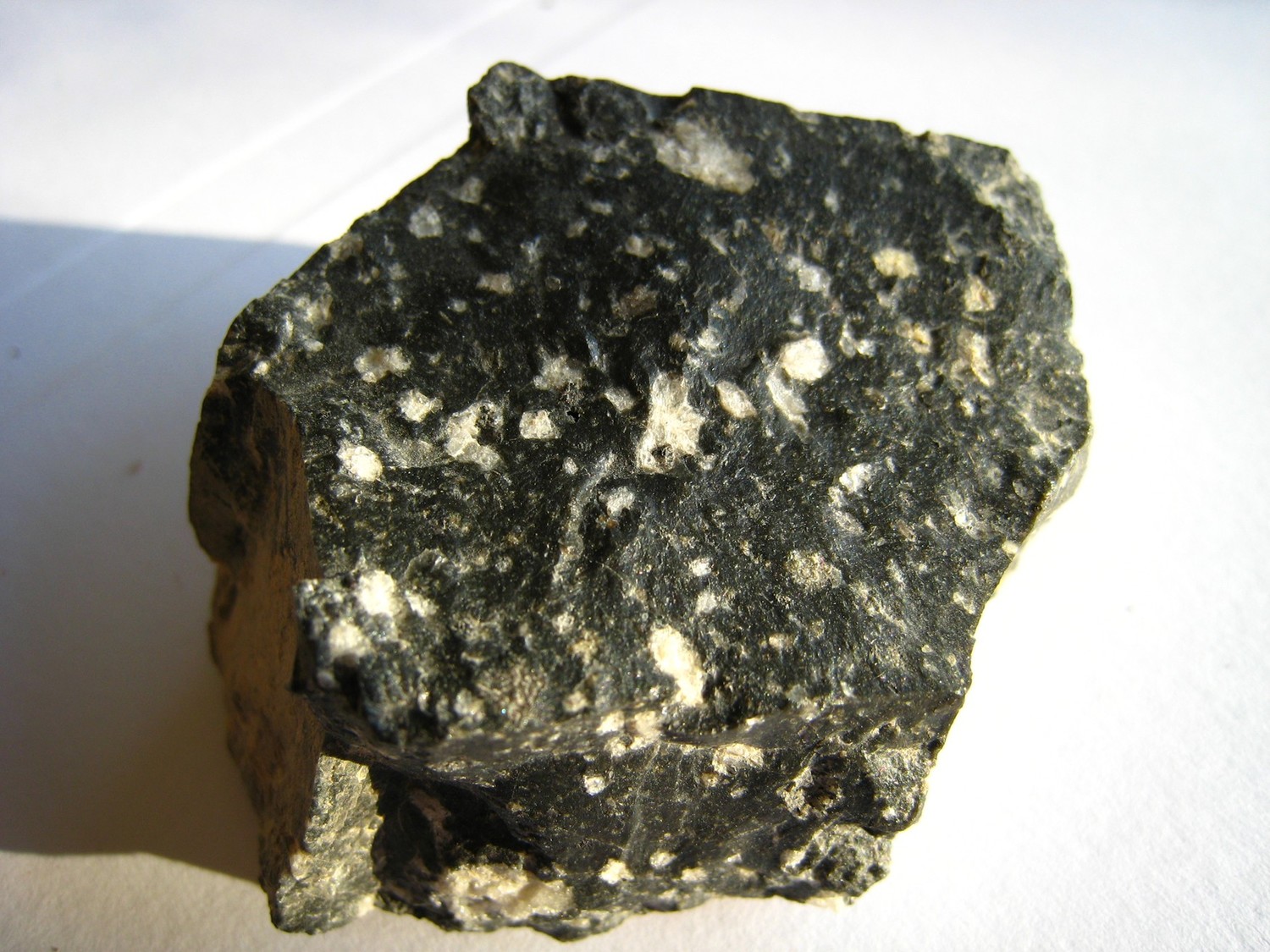 Gabbro, roche plutonique proche du basalte.