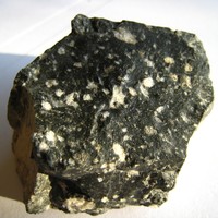 Gabbro, roche plutonique proche du basalte.