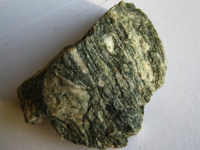 Gneiss oeillé, roche métamorphique rubannée avec volumineux cristal de feldspath. Gneiss oeillé, roche métamorphique rubannée avec volumineux cristal de feldspath.