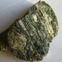 Gneiss oeillé, roche métamorphique rubannée avec volumineux cristal de feldspath.