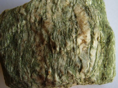 Gneiss à chlorite (couleur verte), roche métamorphique rubannée. Gneiss à chlorite (couleur verte), roche métamorphique rubannée.