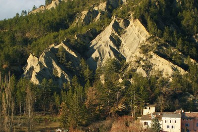 strates sédimentaires calcaires et argilo-calcaires de l'Argovien entre Die et Chamaloc (vercors) strates sédimentaires calcaires et argilo-calcaires de l'Argovien entre Die et Chamaloc (vercors)