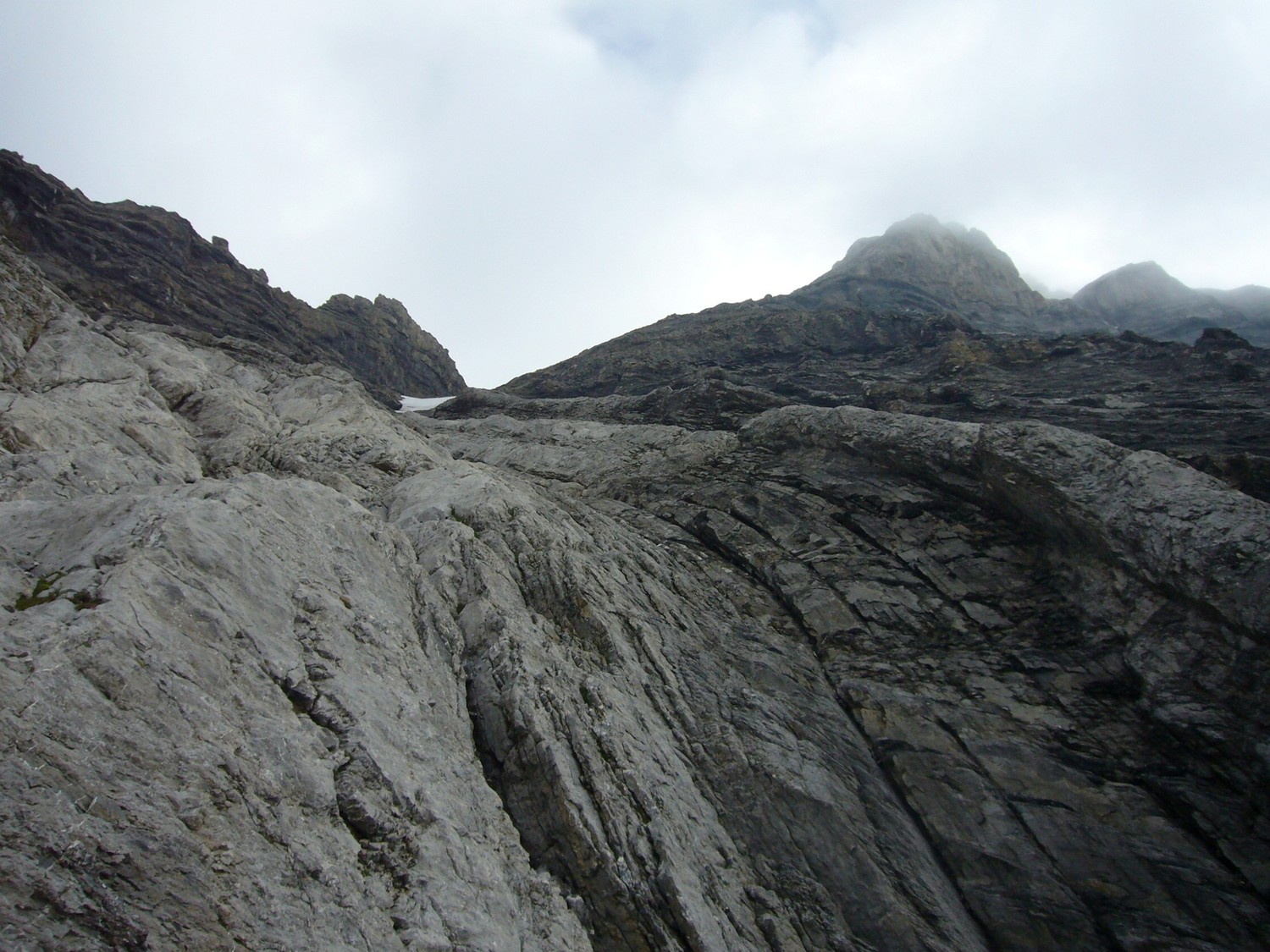 Les dalles striées sous le Col du Refuge