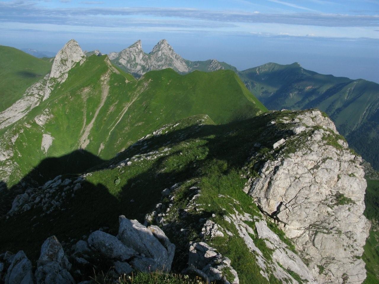 Gardy ... Château et Dent d'Oche depuis le sommet des Jumelles