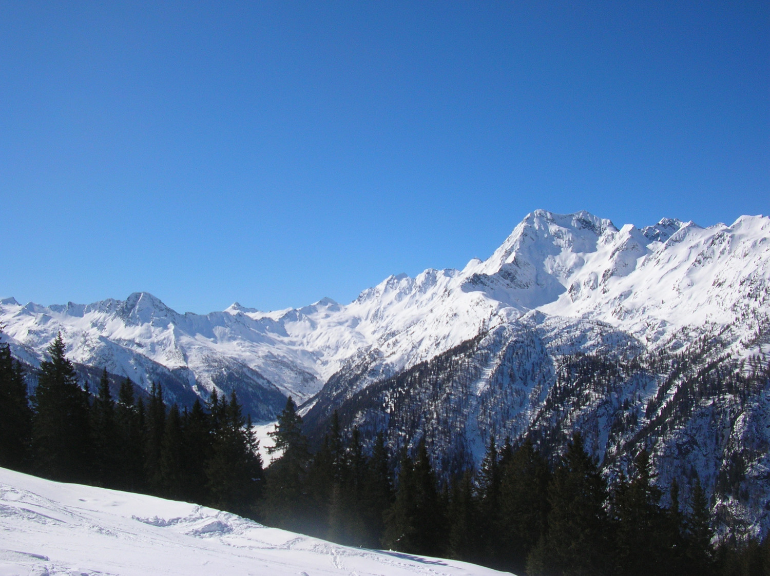 Il Monte Torena 2911 m versante NE e la Val Belviso dalle piste di Aprica.