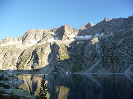 Cap de long et le Néouvielle au petit matin