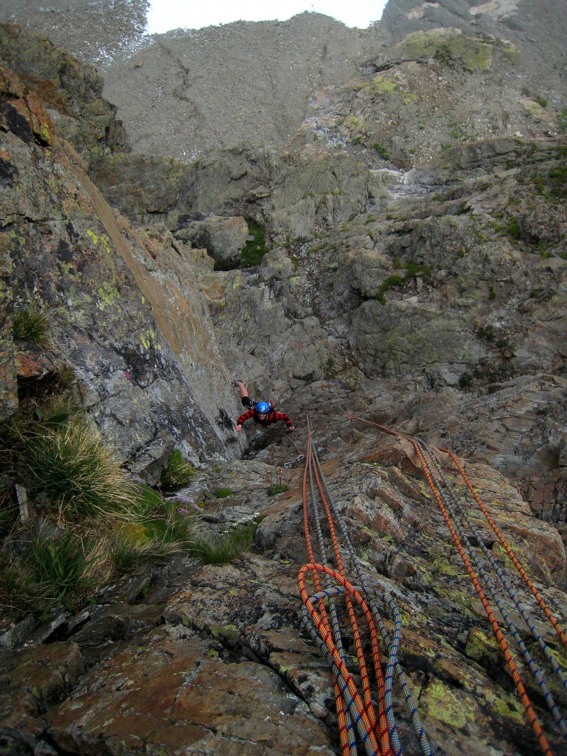 Anne à l'attaque du superbe dièdre de L3 (6a+).