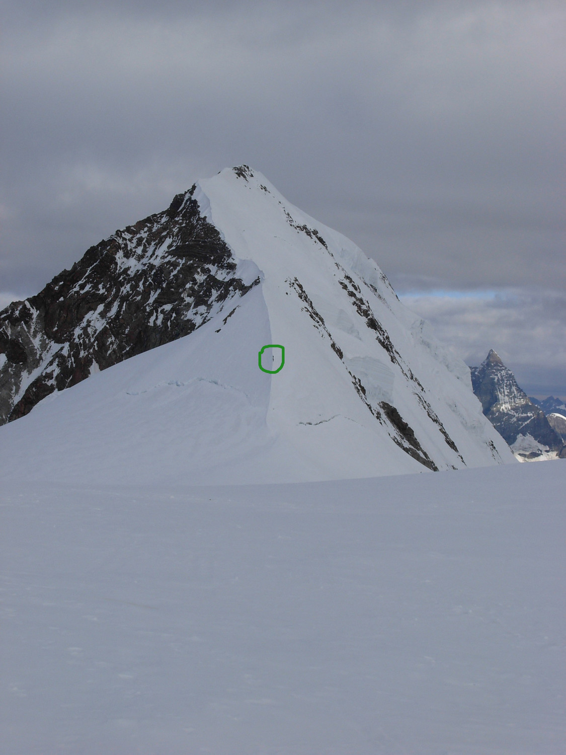Una cordata attacca la cresta del Lyskamm