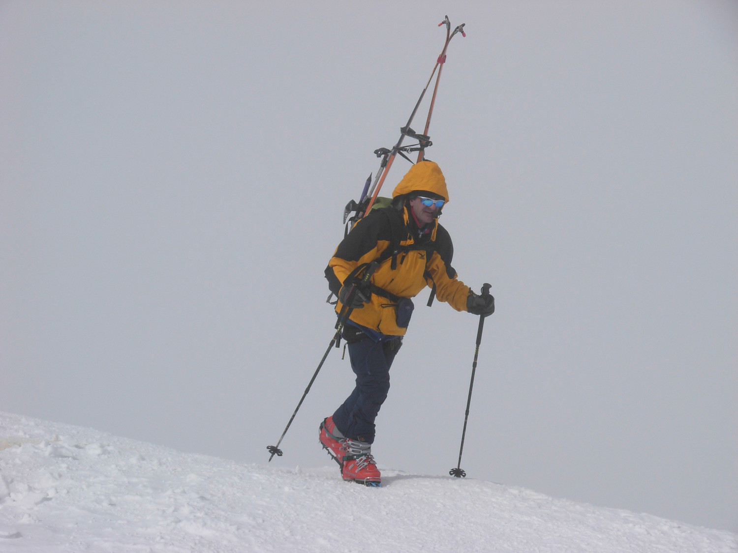 Arrivo in vetta nella nebbia