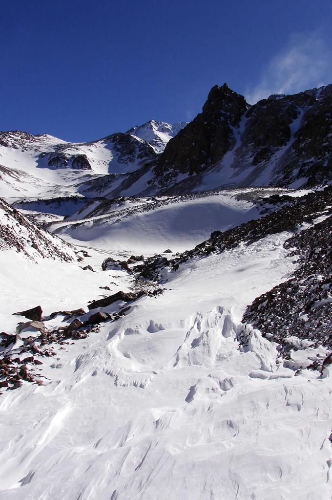 Aguja del Medio desde el vallecito de acceso