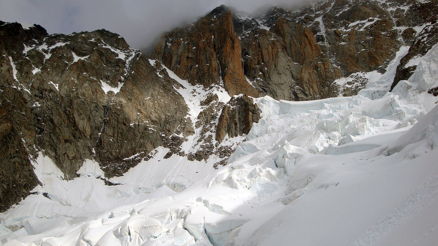 Couloir E. Rey à gauche et bivouac à droite