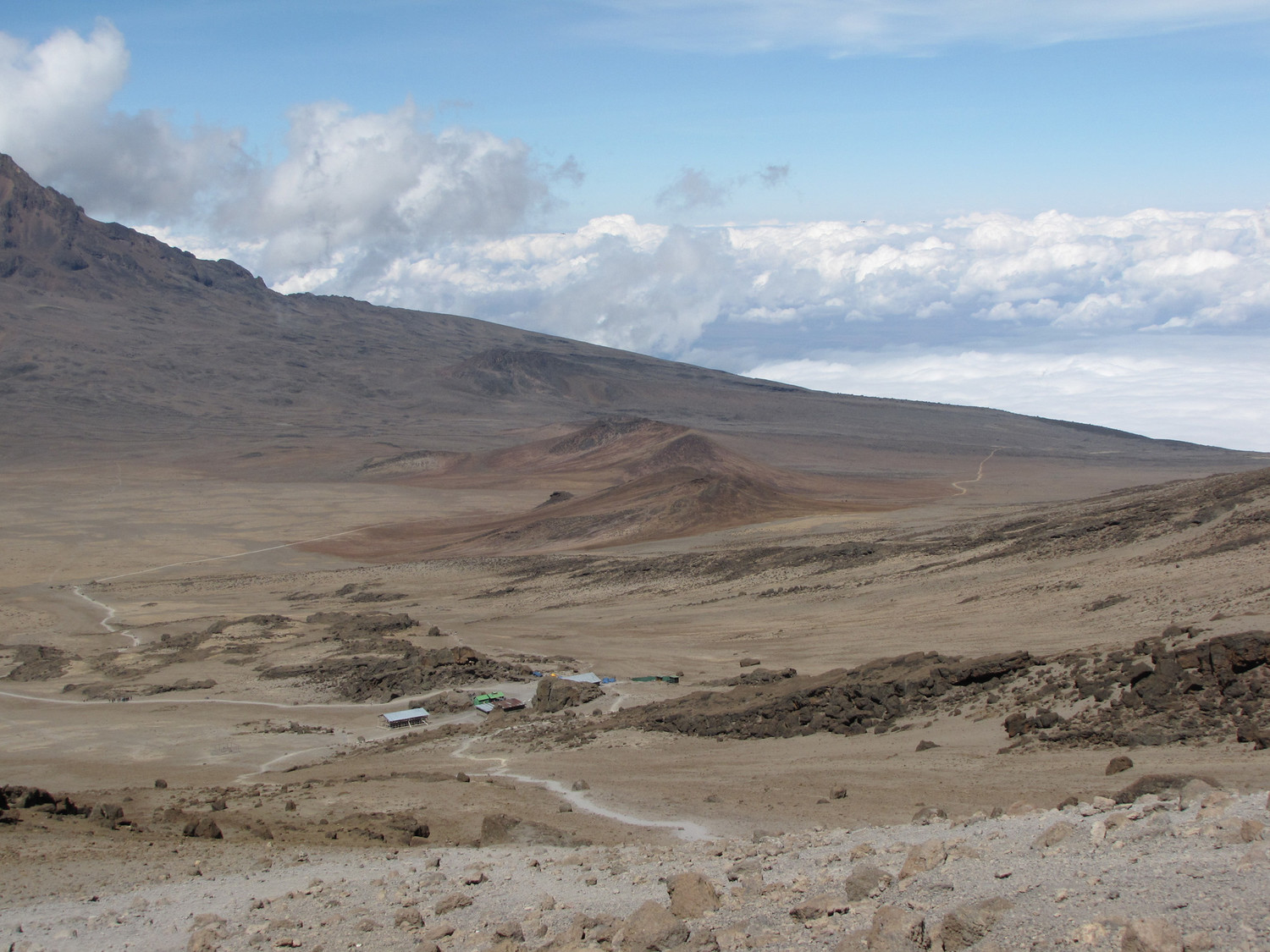 Vue du "Saddle" et du camp Kibo depuis les hauteurs