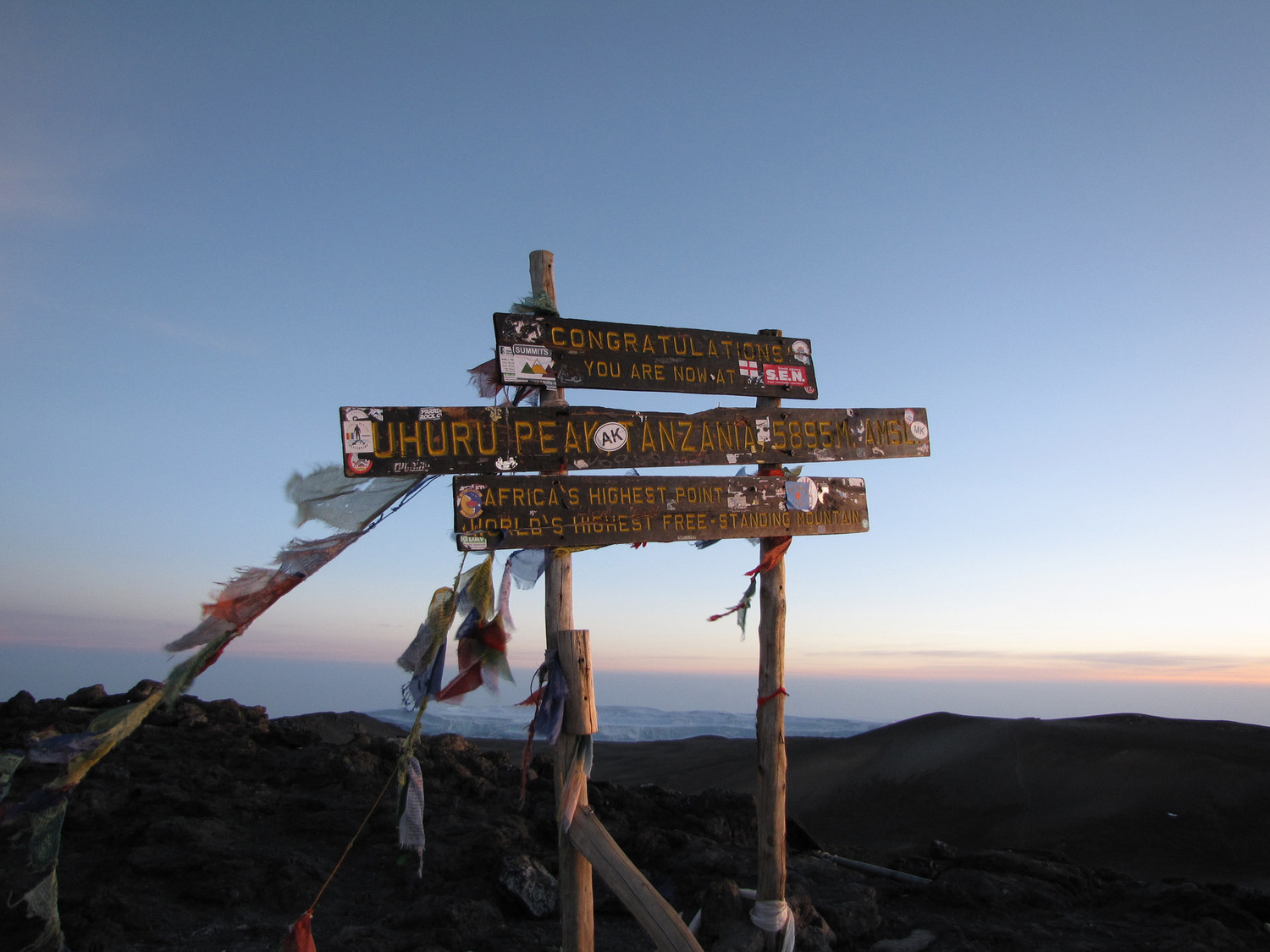La pancarte qui matérialise le sommet de Uhuru Peak 5896m
