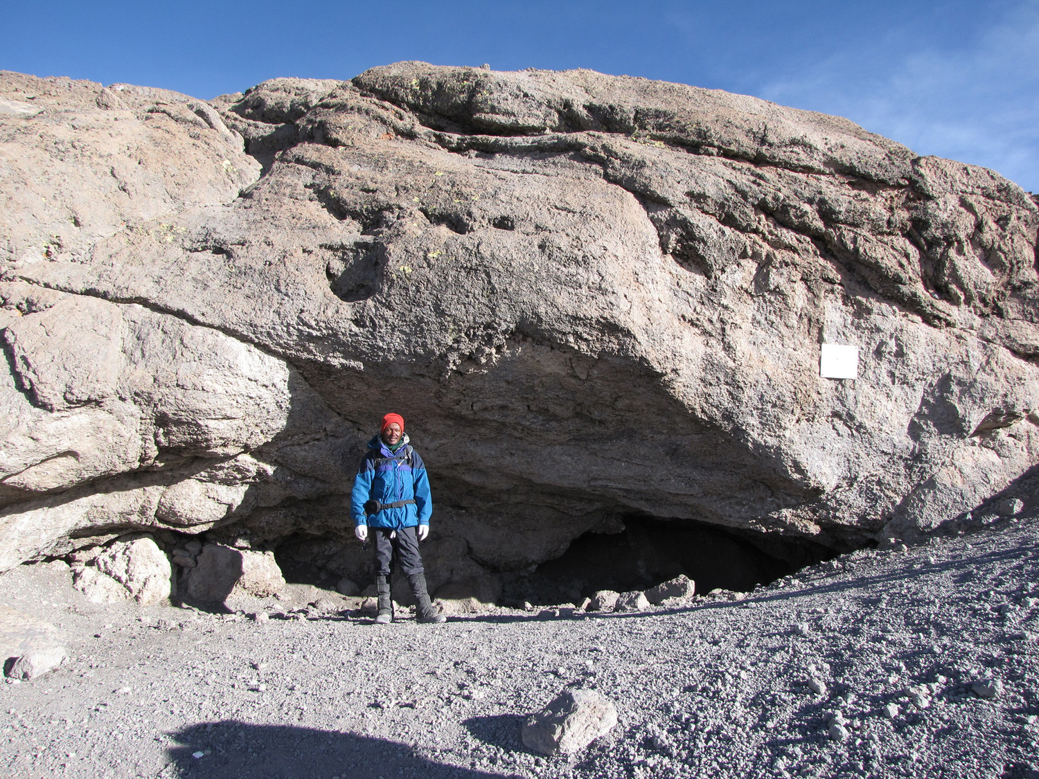 Mon guide Bryson devant la grotte Hans Meyer 5150m
