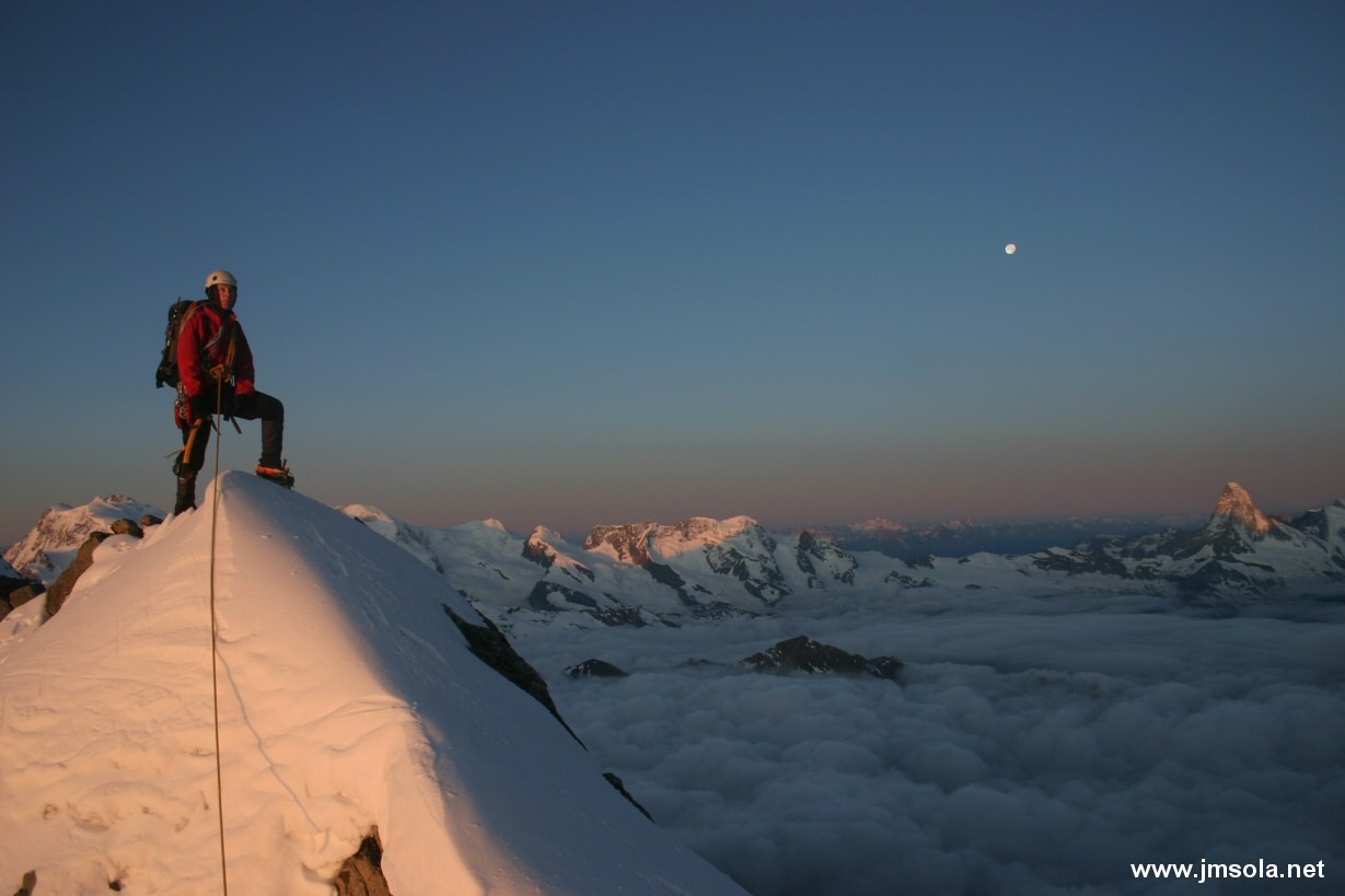 Lever de soleil magique sur la traversée Täschorn-Dom