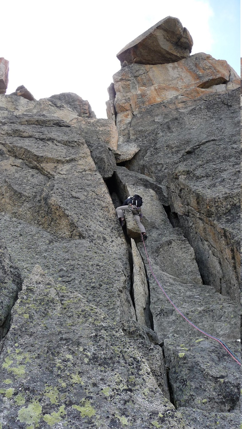 Samuel dans la 1ère longueur de la cheminée qui monte à la brêche du gendarme en T
