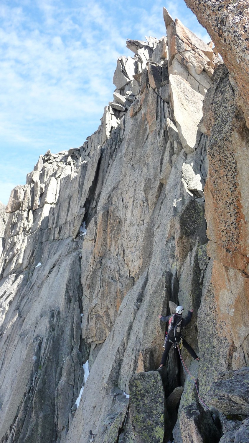 Julien versant mer de glace à la recherche de la "fissure oblique à gauche jusqu'à une niche triangulaire avec bloc coincé pour le relais"