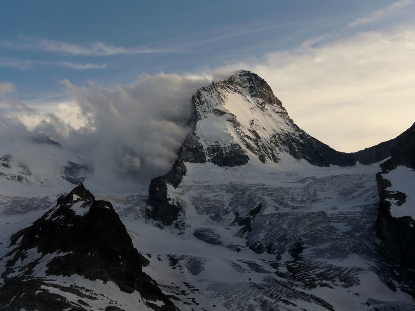 Dent Blanche - arête des quatre ânes à la limite des nuages