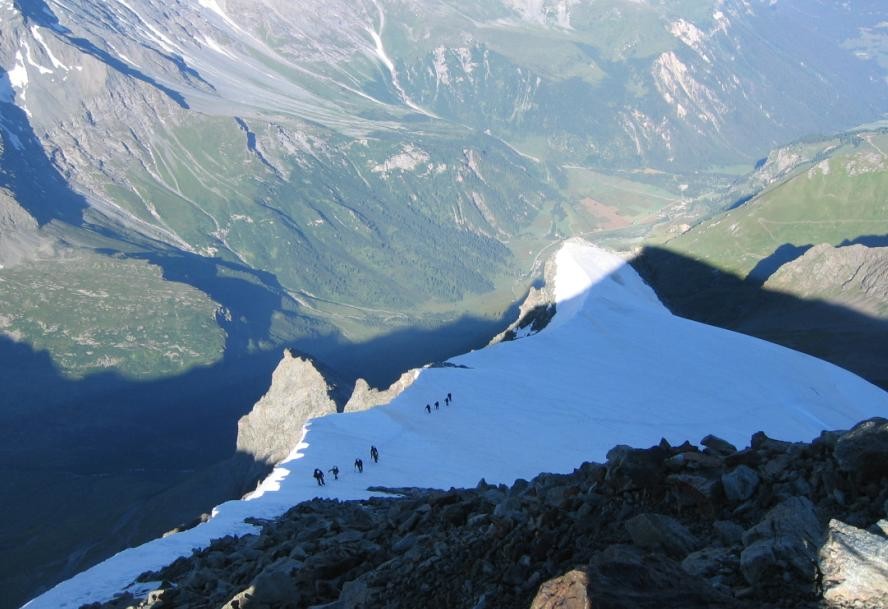 Equipes montant sur l'arrête sommitale du Mt. Pourri