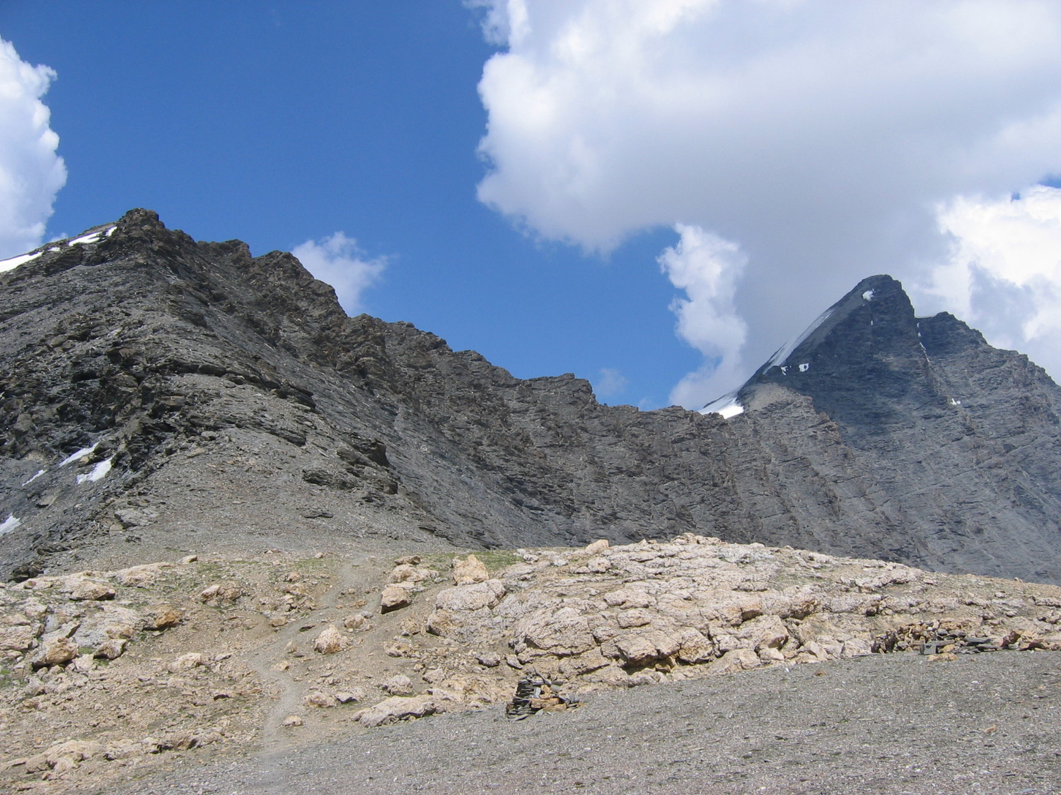 Vue générale sur la fin de la rando. On accède au sommet partes les pentes schisteuses visibles à droite de la langue neigeuse