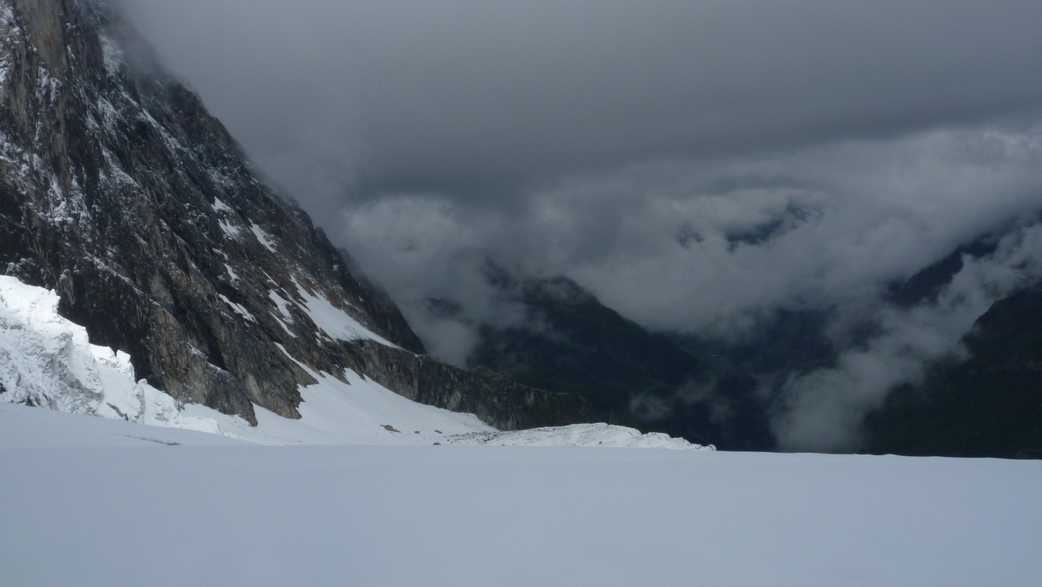 La vallee, dans les nuages