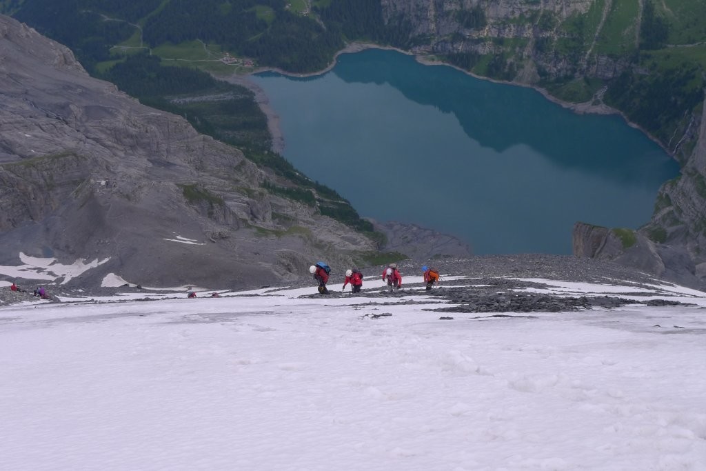 Sur la pente sommitale, le lac 1500m en dessous