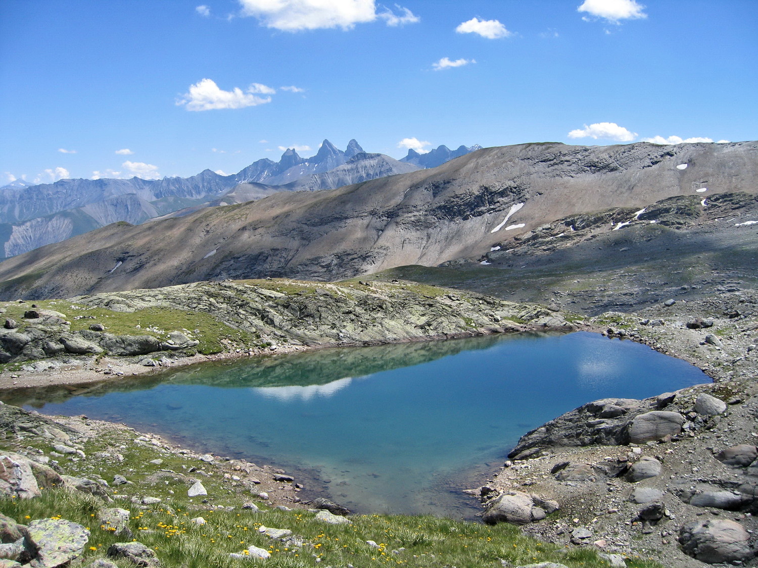 petit lac gris et aiguilles d'arve