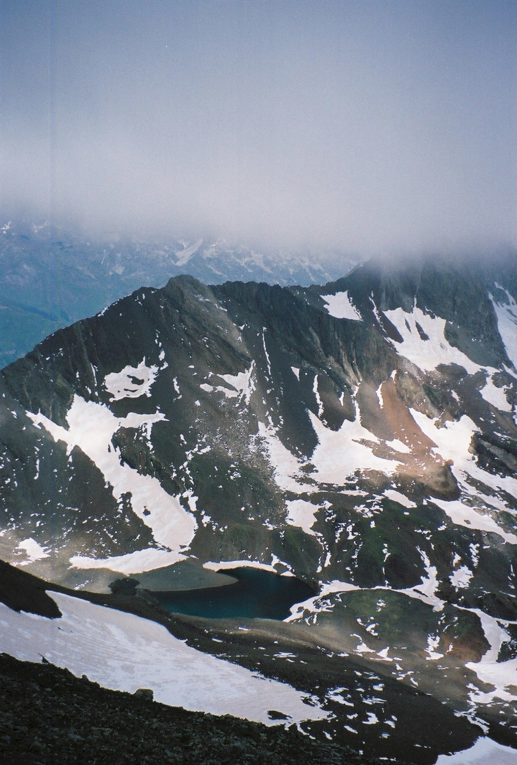 Brume passagère au dessus de l'arête du Badet et gourg de Cap de Long