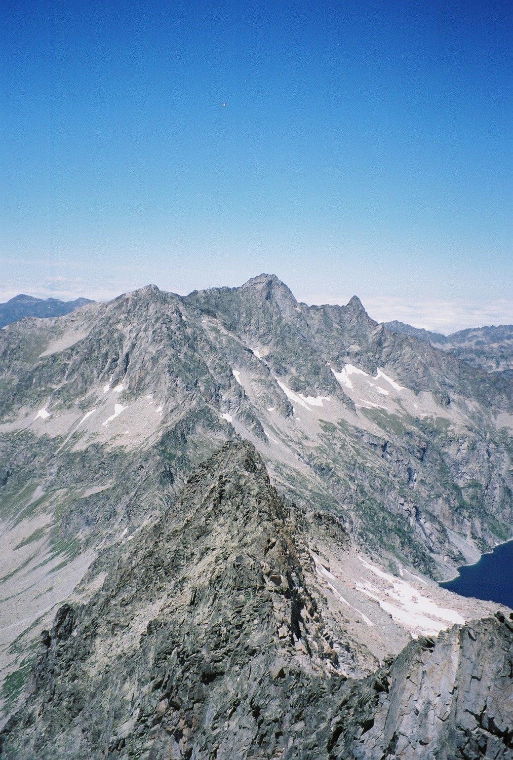 Sommet du Maubic et crête vers le Pic Long (Vignemale en fond)