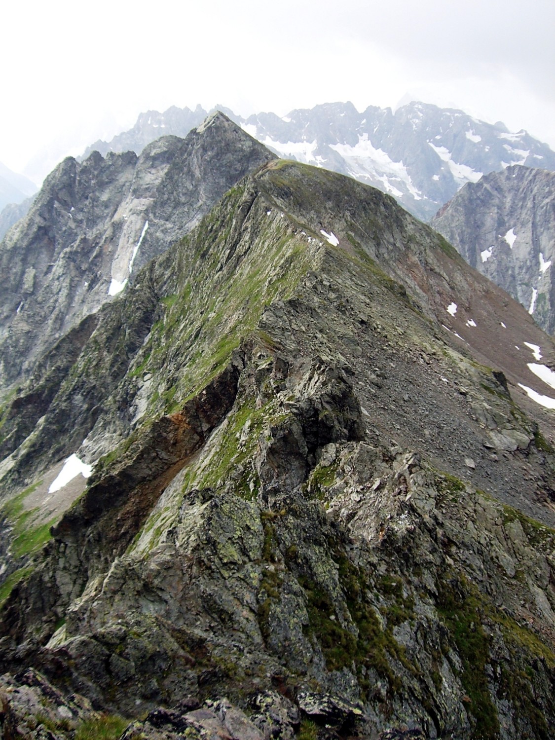 Arête N (1er et 2ème plan) et ressaut final (3ème plan)