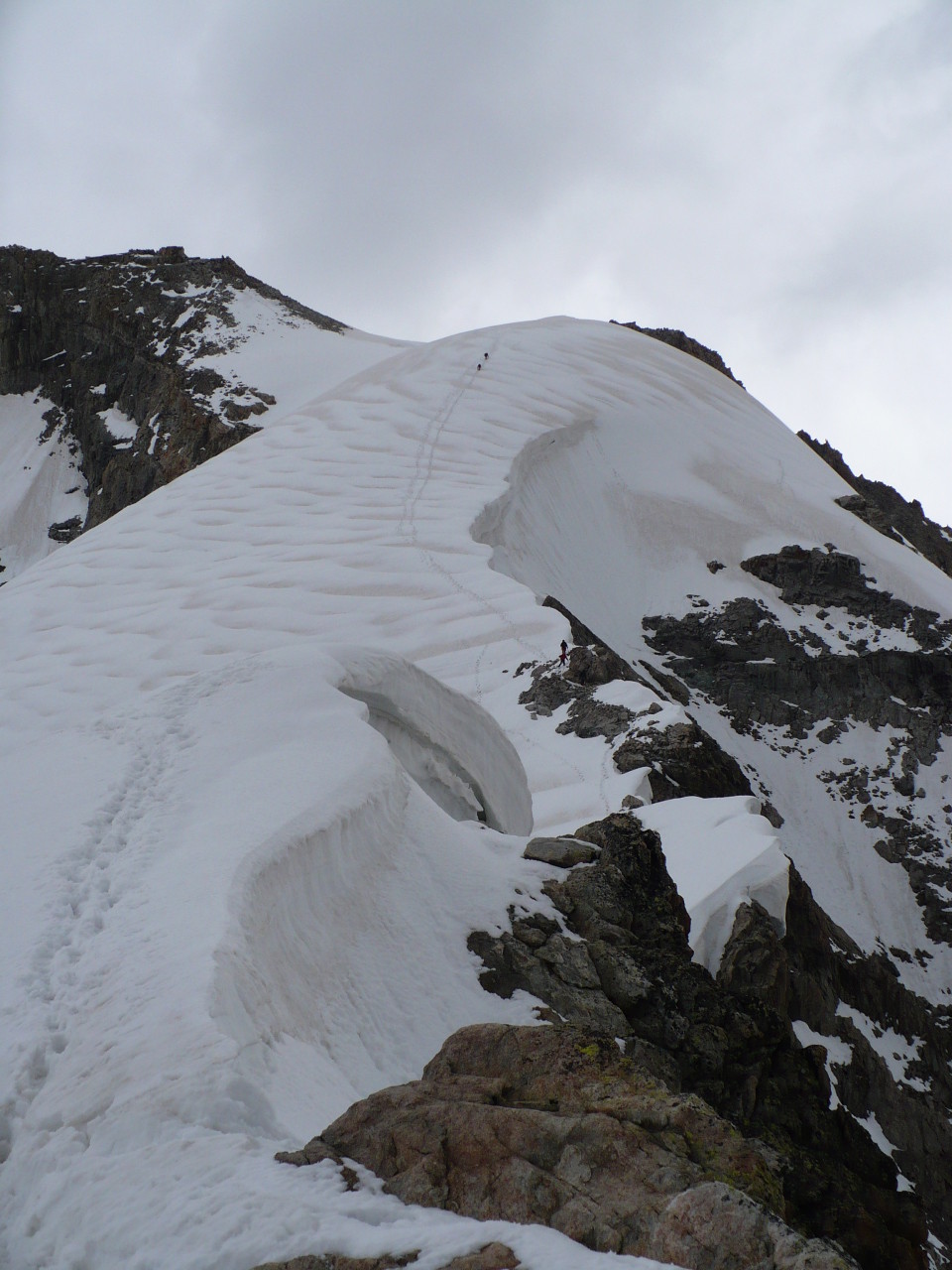 L'arête niegeuse menant au sommet