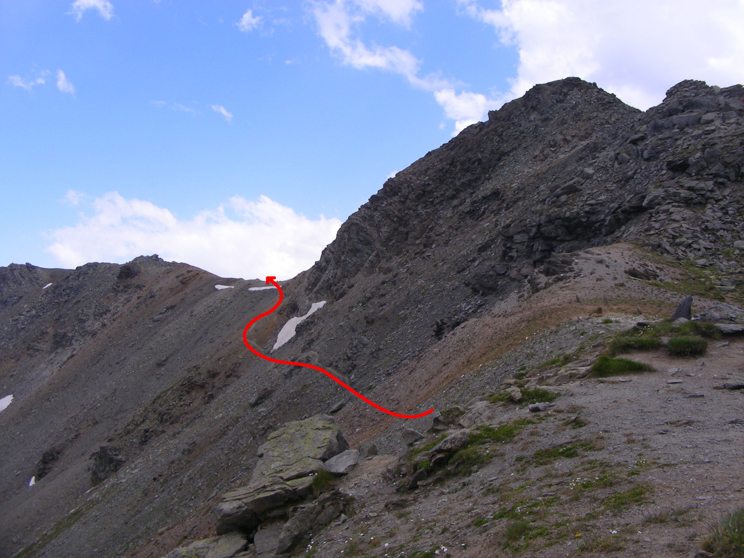 Le contournement par le NE du point 2791m, vu du Col des Marches