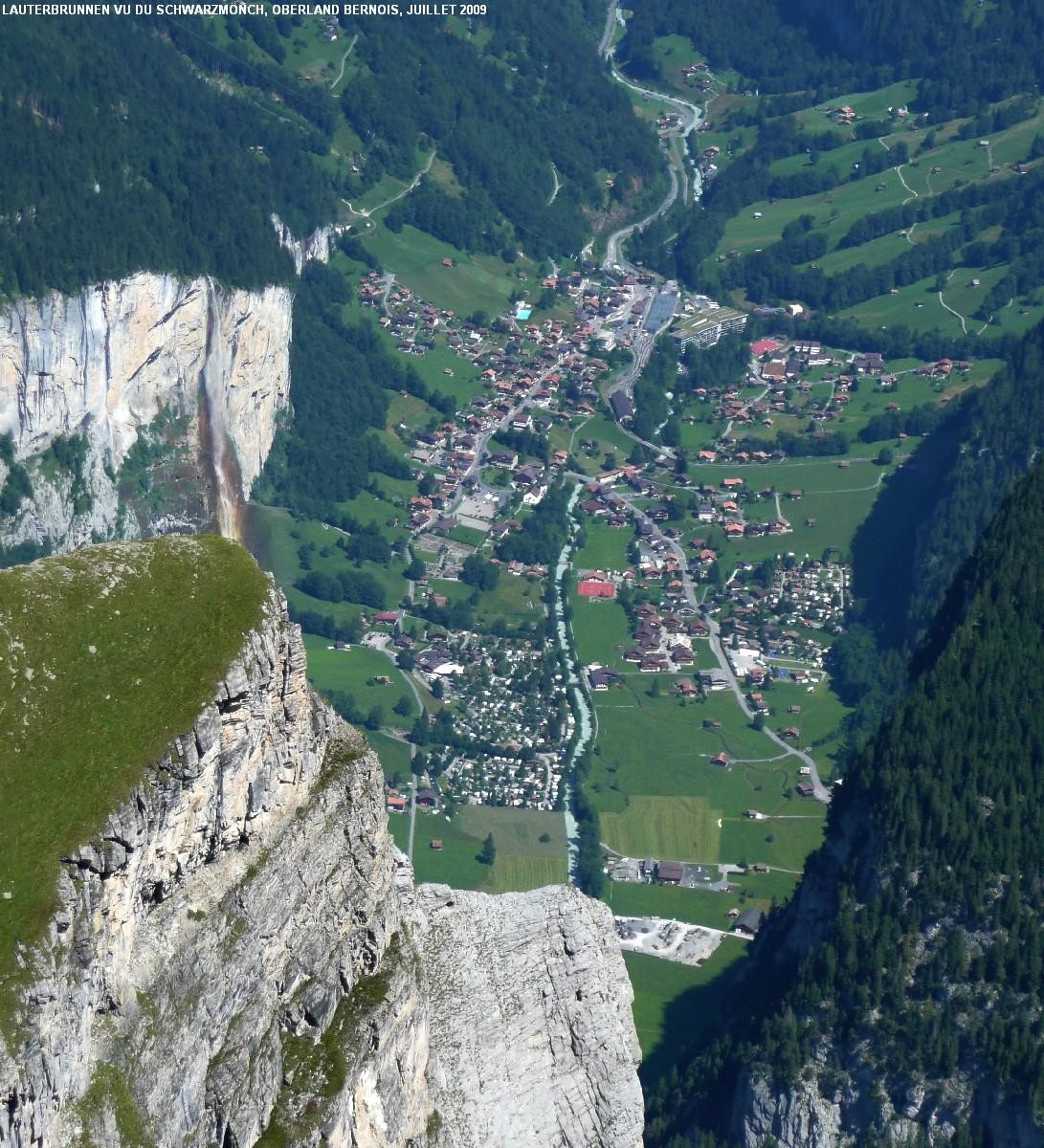 Vue plongeante sur Lauterbrunnen (830m) depuis le Schwarzmönch (2645m)